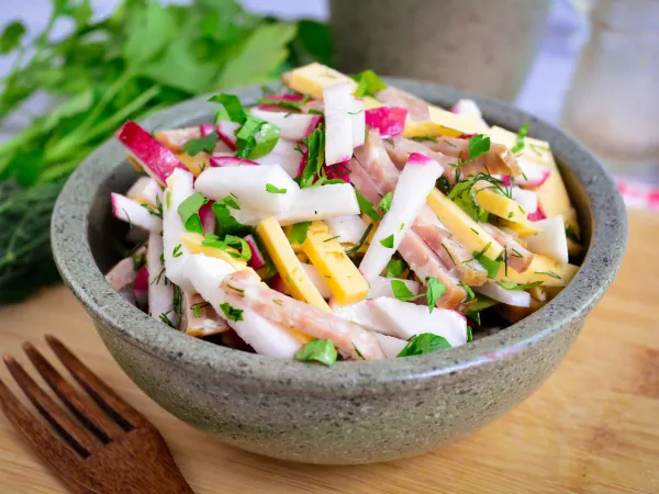 Фото блюда: Салат с редиской и колбасой