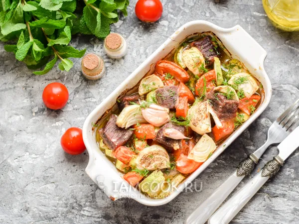 Фото блюда: Говядина с кабачками и помидорами в духовке