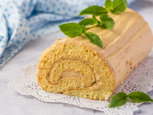 Фото блюда: Бисквитный рулет с творожным кремом (со сгущенкой)