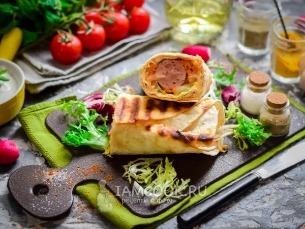 Фото блюда: Сосиска в лаваше с корейской морковкой и сыром