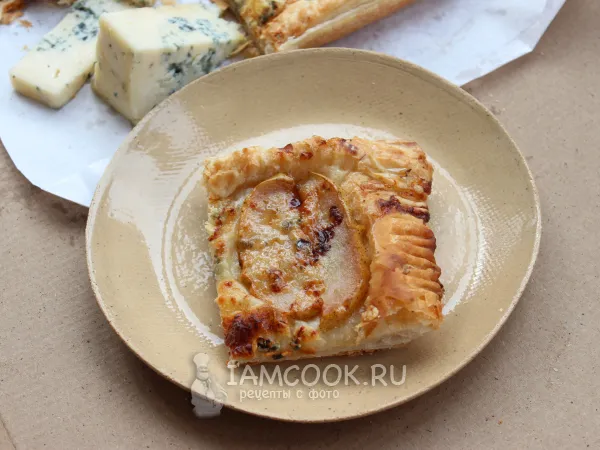 Фото блюда: Пирог с грушей и горгонзолой (из слоеного теста)