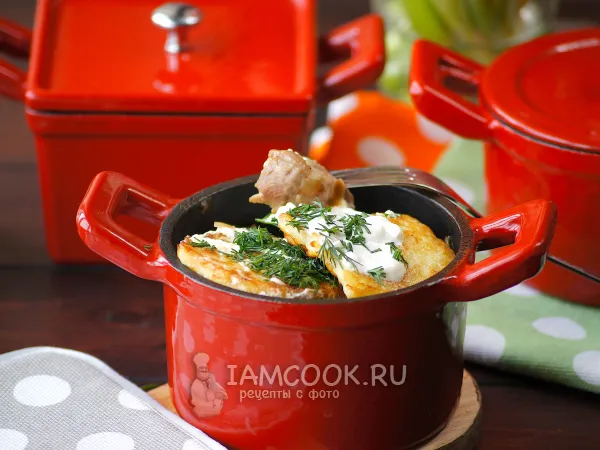 Фото блюда: Драники с мясом и грибами в горшочках