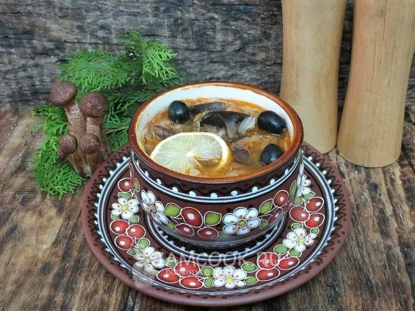 Фото блюда: Постная солянка с грибами и капустой