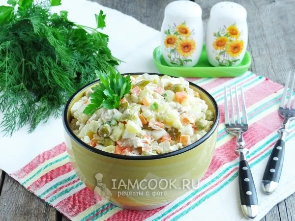 Фото блюда: Салат «Столичный» с курицей и солеными огурцами