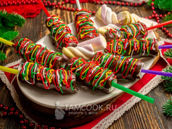 Фото блюда: Рождественские конфеты из маршмеллоу в шоколаде на палочке