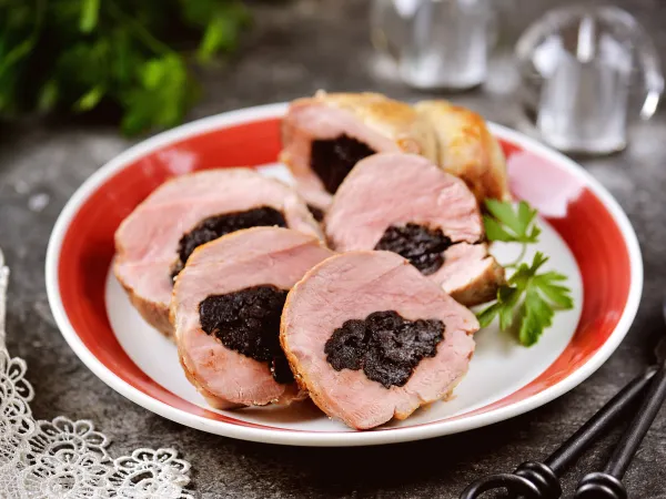Фото блюда: Свиная вырезка, фаршированная черносливом, в духовке