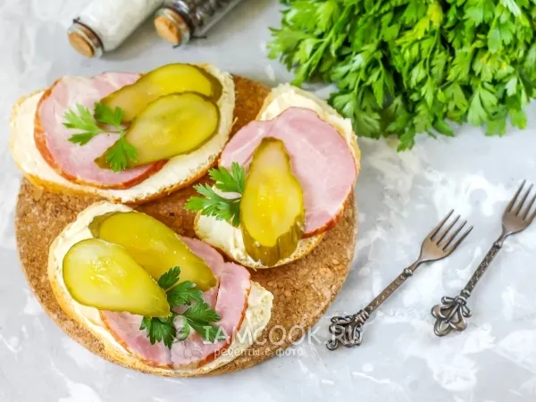 Фото блюда: Бутерброды с ветчиной, плавленым сыром и соленым огурцом