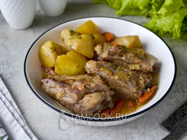 Фото блюда: Свиные ребрышки с картошкой на сковороде