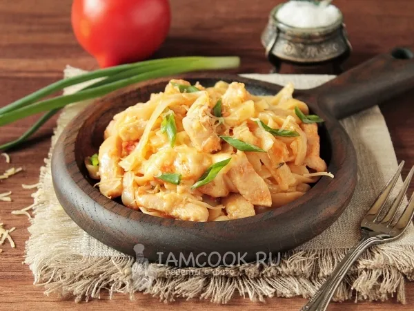 Фото блюда: Лапша с курицей и сыром на сковороде