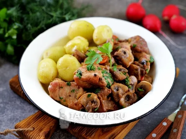 Фото блюда: Жареная свиная шейка с луком и грибами