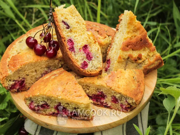 Фото блюда: Шарлотка с вишней на сковороде