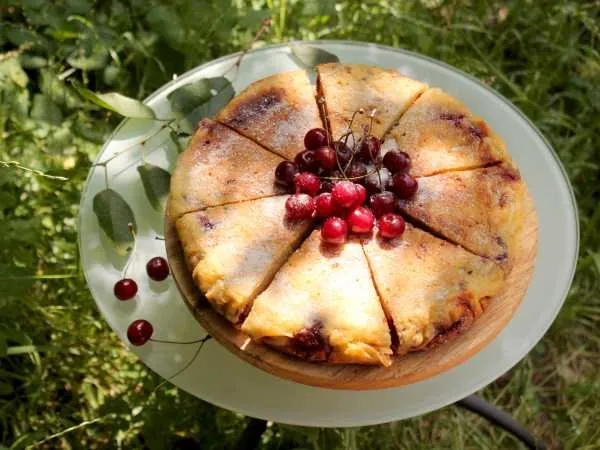 Фото блюда: Заливной пирог с вишней на сметане