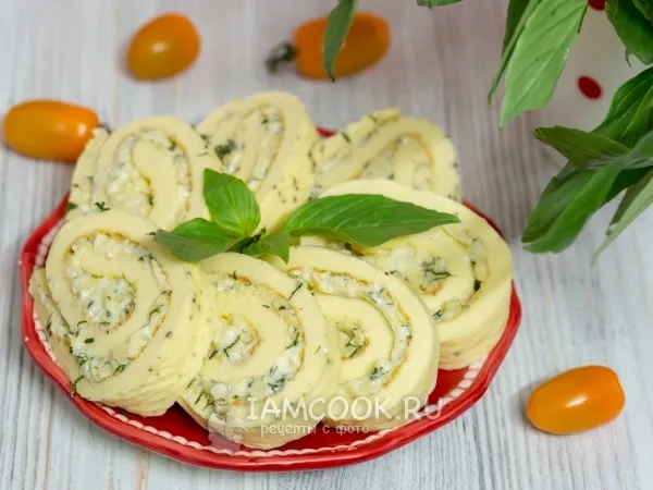 Фото блюда: Яичный рулет с сыром, чесноком и зеленью