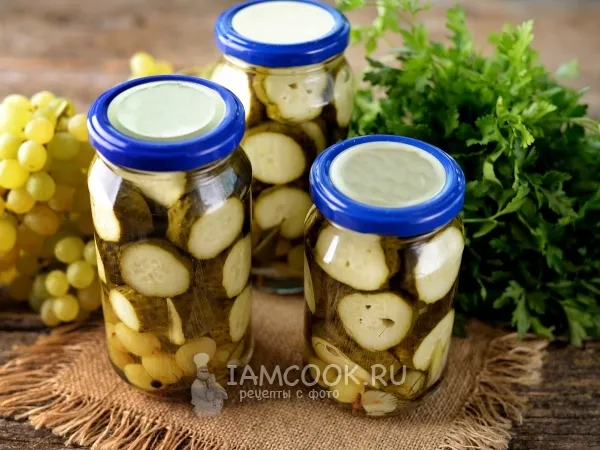 Фото блюда: Маринованные огурцы с виноградом на зиму