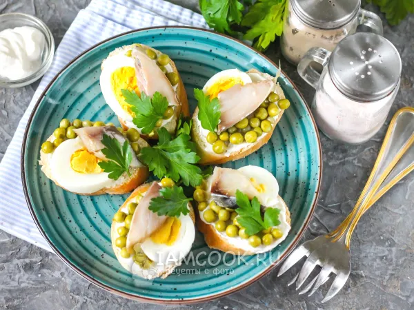 Фото блюда: Бутерброды с копченой скумбрией и яйцом