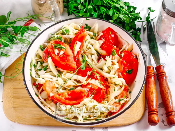 Фото блюда: Капустный салат с помидорами и микрозеленью гороха