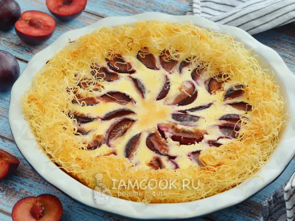 Фото блюда: Пирог из теста катаифи с творогом и сливой