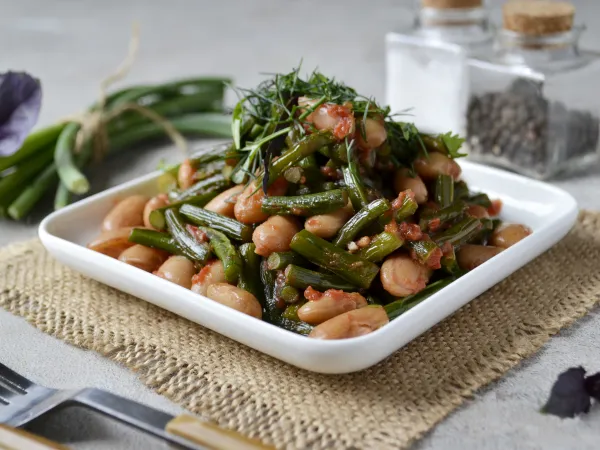 Фото блюда: Салат из чесночных стрелок (с фасолью)