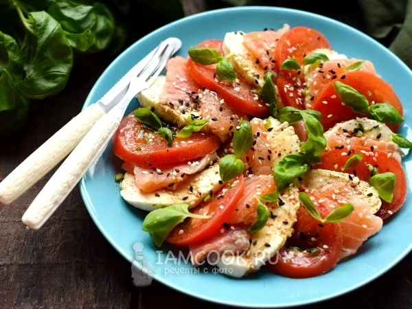 Фото блюда: Салат с семгой и моцареллой