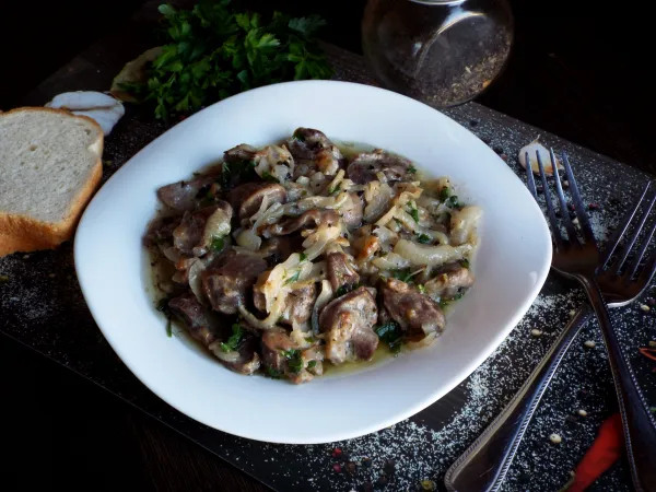 Фото блюда: Тушеные куриные желудки в майонезе на сковороде