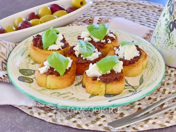 Фото блюда: Тосты с оливковой пастой и сыром фета