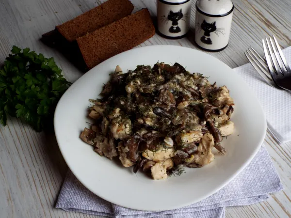 Фото блюда: Курица с опятами на сковороде