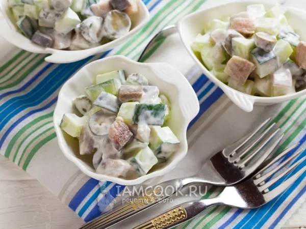 Фото блюда: Салат с селедкой и огурцами (свежим и маринованным)