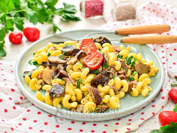 Фото блюда: Макароны с тушенкой и грибами на сковороде