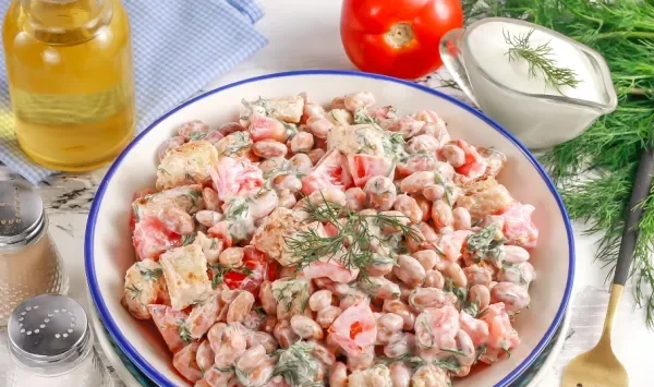 Фото блюда: Салат с фасолью, помидорами и сухариками