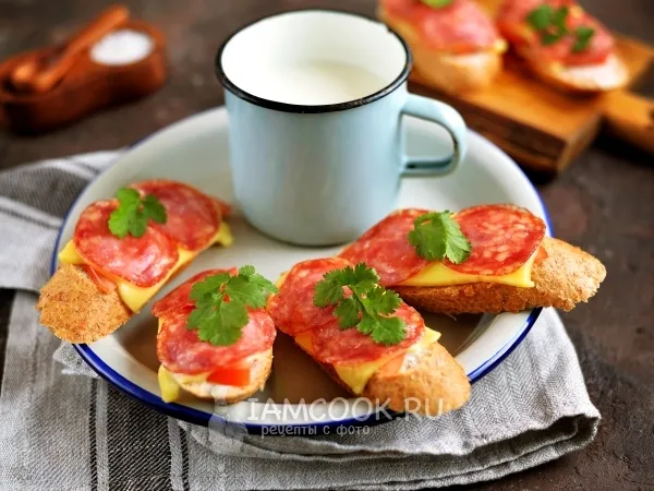 Фото блюда: Бутерброды с колбасой и помидорами