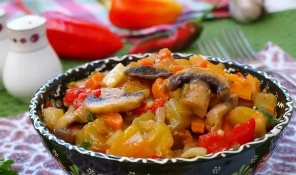 Фото блюда: Соте из зелёных помидоров с овощами и шампиньонами