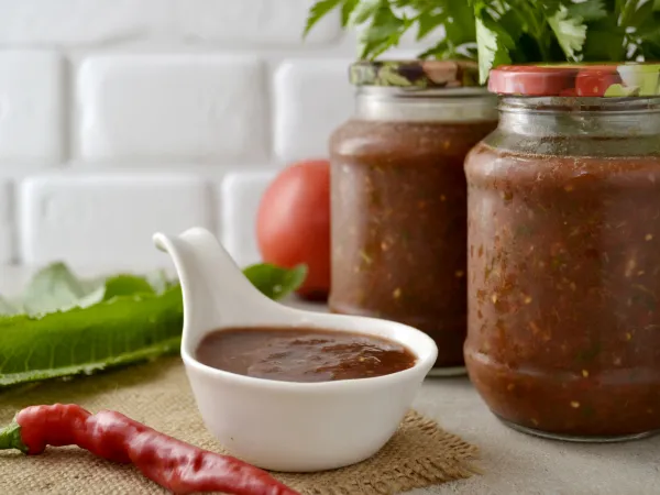 Фото блюда: Соус из помидоров и листьев хрена на зиму