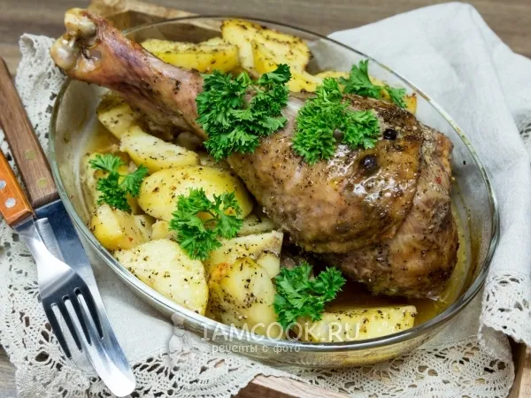 Фото блюда: Голень индейки, запеченная с пряным картофелем