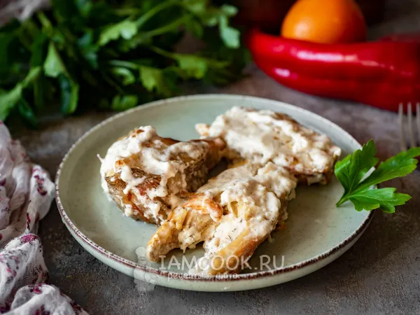 Фото блюда: Морской окунь в сметане на сковороде