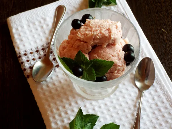 Фото блюда: Мороженое с черной смородиной