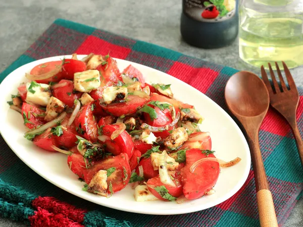 Фото блюда: Салат из помидоров с сыром сулугуни