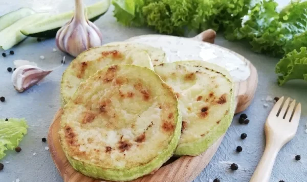 Фото блюда: Жареные кабачки с чесноком и сметаной