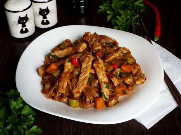 Фото блюда: Гречневая лапша со свининой и овощами