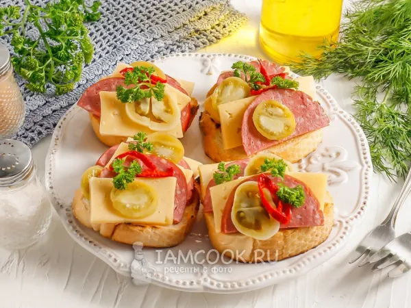 Фото блюда: Брускетта с колбасой и сыром