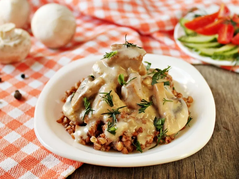 Фото блюда: Свинина с грибами в сметанном соусе