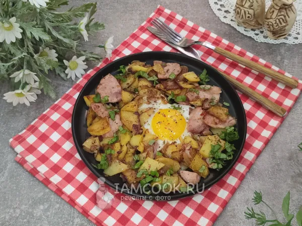 Фото блюда: Жареная картошка с колбасой и яйцом