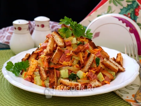 Фото блюда: Салат «Обжорка» с копченой колбасой