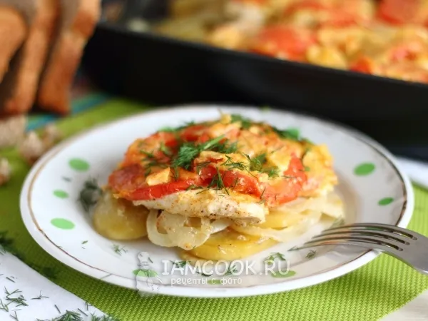 Фото блюда: Картошка с куриным филе и помидорами в духовке