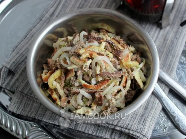 Фото блюда: Салат с печенью и луком