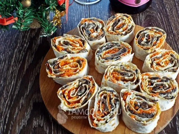 Фото блюда: Рулет из лаваша с шампиньонами и корейской морковью