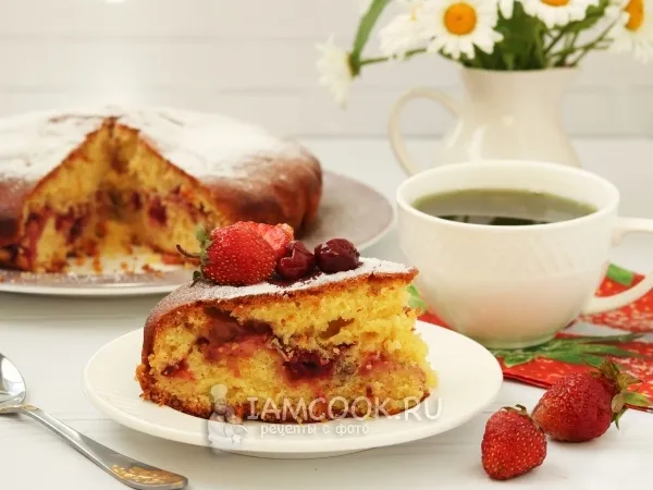 Фото блюда: Пирог с вишней и клубникой