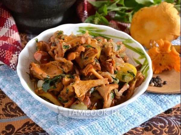 Фото блюда: Поджарка из лисичек с черри и копченой грудинкой