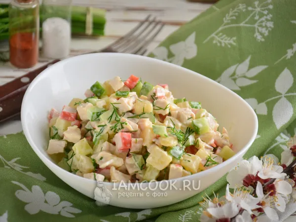 Фото блюда: Салат с крабовыми палочками, курицей и ананасом