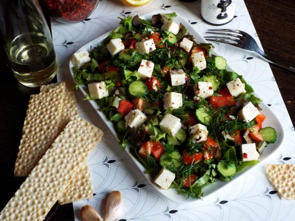 Фото блюда: Салат с огурцами, помидорами и адыгейским сыром