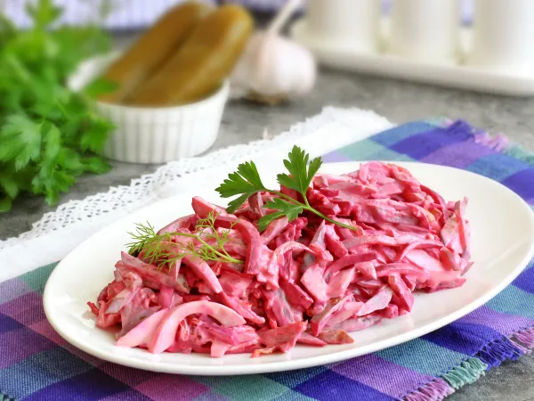 Фото блюда: Салат из свеклы с яйцом и солеными огурцами